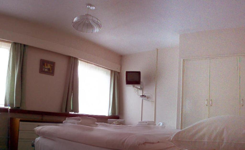 Tekels Park Guest House Camberley Room photo